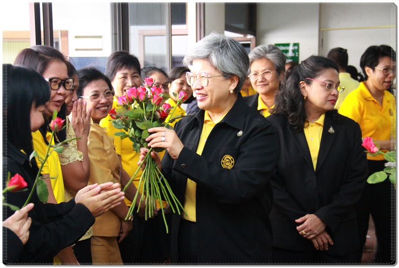 ﻿คณะผู้บริหารและเจ้าหน้าที่กรมบังคับคดีร่วมมอบดอกไม้แสดงความขอบคุณอธิบดีกรมบังคับคดี